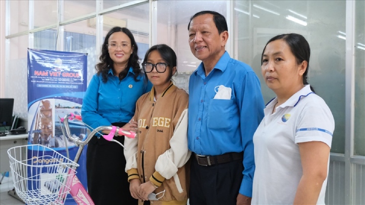 LĐLĐ TP Cần Thơ trao cho em Phạm Thị Ngọc Châu chiếc xe đạp để tiếp sức đến trường. Ảnh: Phong Linh.