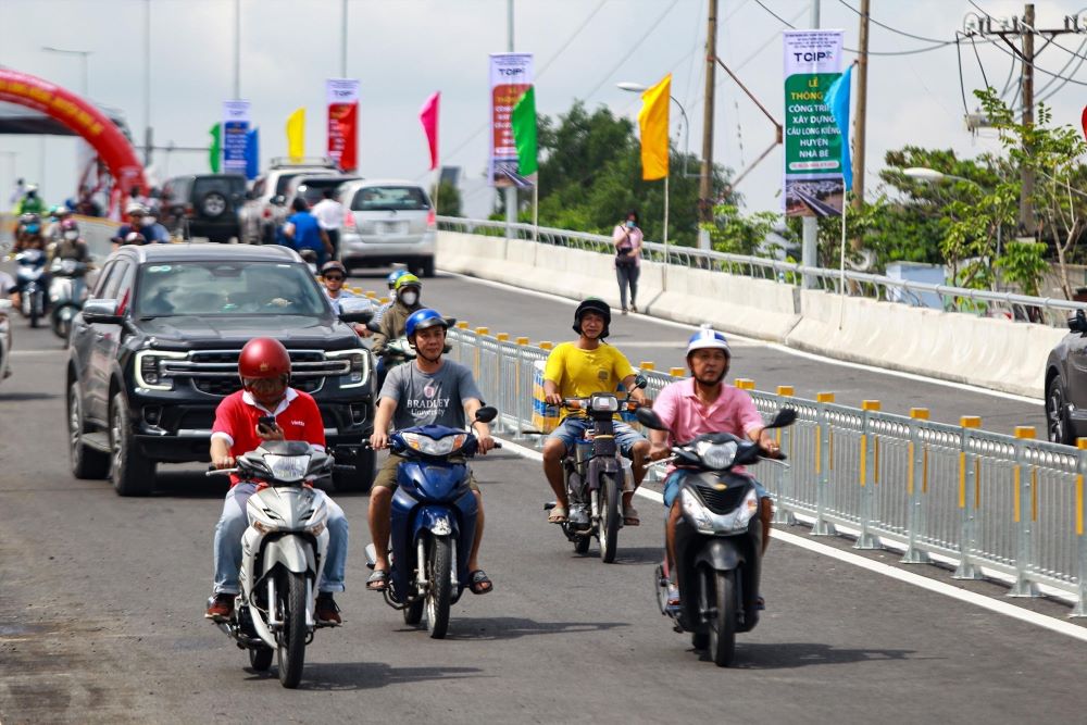  Cầu Long Kiểng mới dài 318 m, rộng 15 m được xây dựng bằng nguồn ngân sách thành phố với trị giá 589 tỉ đồng, dự kiến hoàn thành vào tháng 11.2019. Tuy nhiên, sau khi xây xong 7 trụ cầu, dự án phải dừng vì không có mặt bằng. Sau gần ba năm đình trệ, tháng 9.2022, huyện Nhà Bè mới hoàn tất đền bù, giao toàn bộ mặt bằng cho chủ đầu tư khởi động lại dự án.