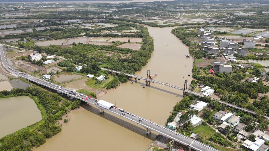 Cầu Vàm Sát 2 nối xã Lý Nhơn với trung tâm Cần Giờ, có vốn đầu tư 343 tỉ đồng đã được chính thức cho thông xe vào ngày 15.9.2023, sau 7 năm triển khai xây dựng.