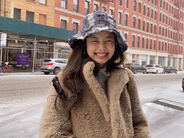 Jennie mặc áo bông xù. Ảnh: Instagram