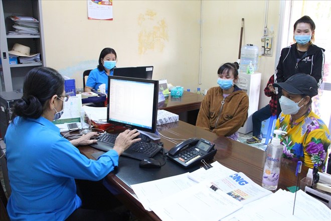 Tư vấn viên Trung tâm tư vấn pháp luật Công đoàn - LĐLĐ tỉnh Đồng Nai đang hỗ trợ pháp lý cho người lao động. Ảnh: Hà Anh Chiến
