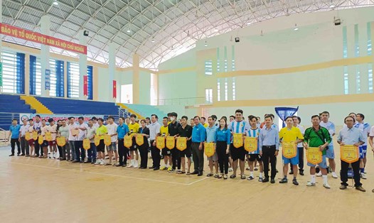 21 đội bóng tham dự giải bóng đá chào mừng Đại hội XIII Công đoàn Việt Nam. Ảnh: Dũng Lê
