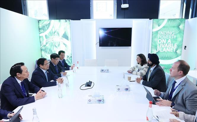 Thủ tướng Phạm Minh Chính gặp Chủ tịch Ngân hàng Thế giới (WB) Ajay Banga. Ảnh: TTXVN