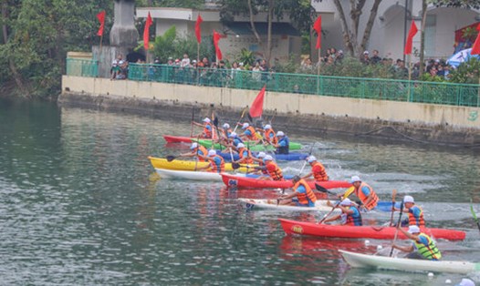 Cuộc đua thuyền kayak được tổ chức sôi động trên lòng hồ sông Đà, thu hút hàng nghìn khán giả theo dõi. Ảnh: BTC