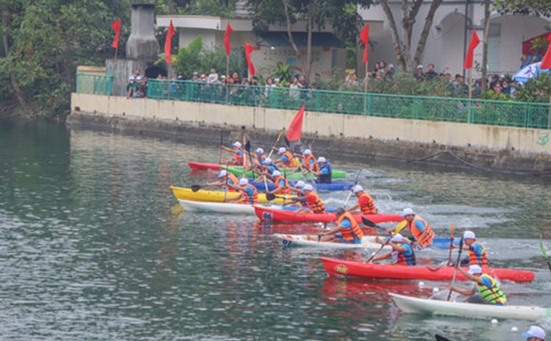 Cuộc đua thuyền kayak được tổ chức sôi động trên lòng hồ sông Đà, thu hút hàng nghìn khán giả theo dõi. Ảnh: BTC