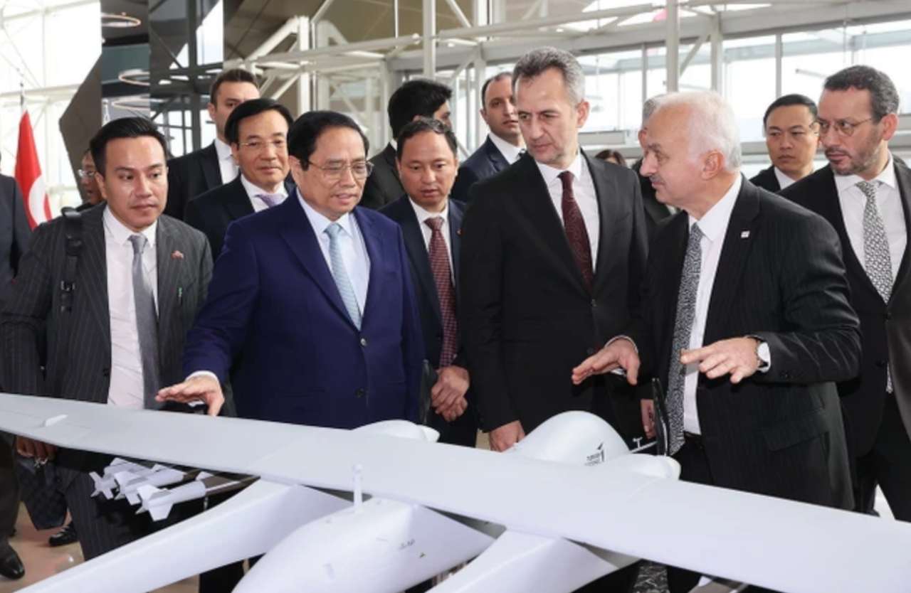 Thủ tướng Phạm Minh Chính xem mô hình sản phẩm của Tập đoàn Công nghiệp Hàng không vũ trụ Thổ Nhĩ Kỳ. Ảnh: TTXVN