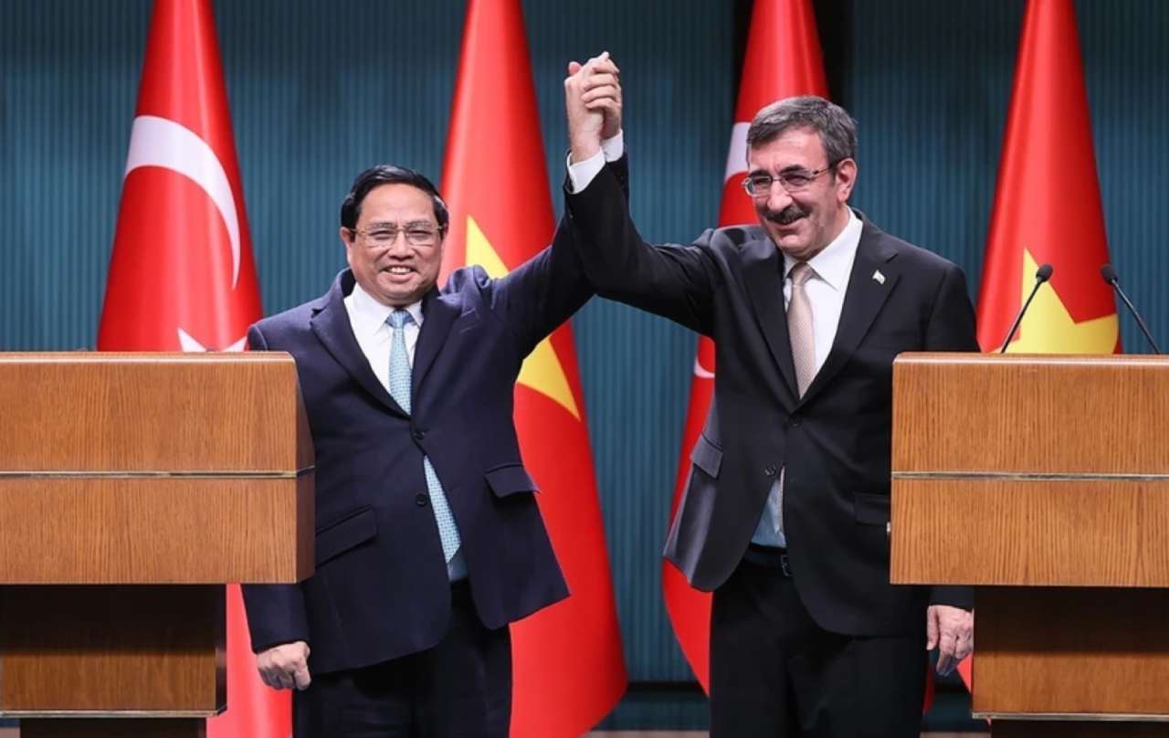 Thủ tướng Phạm Minh Chính và Phó Tổng thống Thổ Nhĩ Kỳ Cevdet Yilmaz tại buổi gặp gỡ báo chí. Ảnh: TTXVN