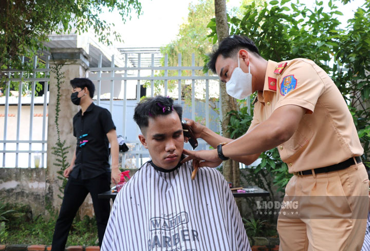 Tổ chức điểm cắt tóc miễn phí cho những người tham gia. Ảnh: Công an Kiên Giang
