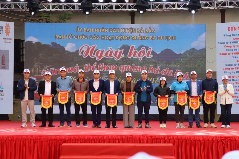 Huyện Đà Bắc trao quà lưu niệm cho các các đội thi tham dự sự kiện. Ảnh: Trần Trọng