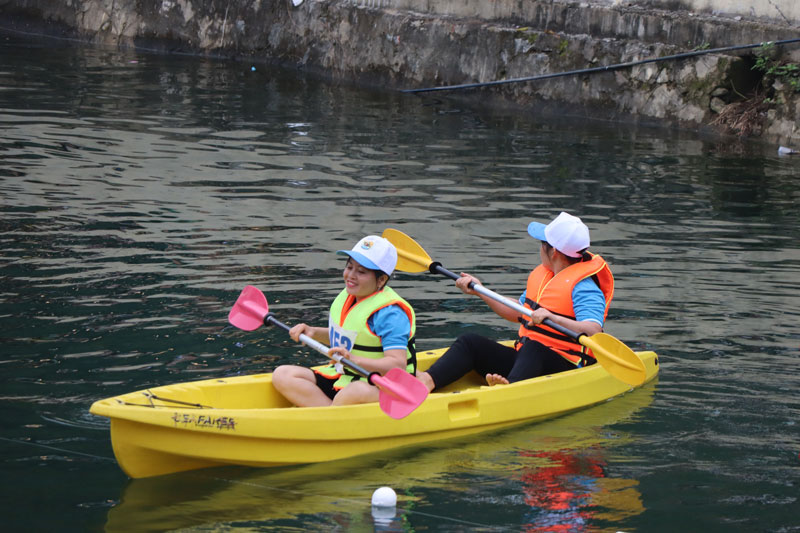 Giải đua thuyền có sự góp mặt của các nữ vận động viên đến từ các trường học trên địa bàn huyện. Ảnh: Trần Trọng