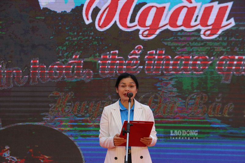 Phó Chủ tịch UBND huyện Đà Bắc Bàn Kim Quy phát biểu khai mạc giải đua thuyền. Ảnh: Đinh Đại 