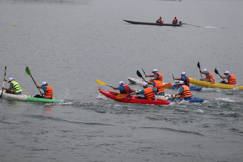 Màn đua thuyền kayak trên lòng hồ Hoà Bình. Ảnh: Trần Trọng