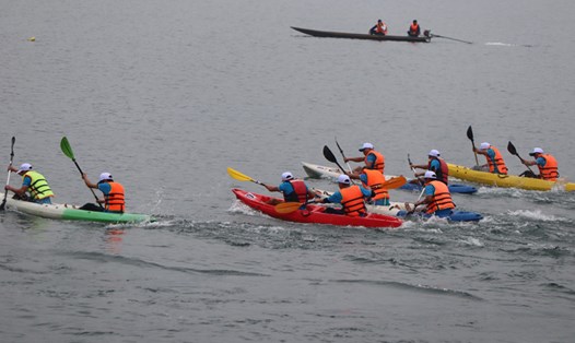Màn đua thuyền kayak trên lòng hồ Hoà Bình. Ảnh: Trần Trọng