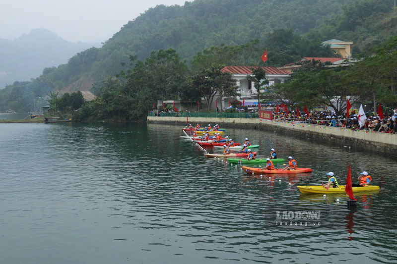 Những đội đua được chọn lọc từ thành viên đến từ các ngành như giáo dục, du lịch... để tham gia tranh giải. Ảnh: Đinh Đại