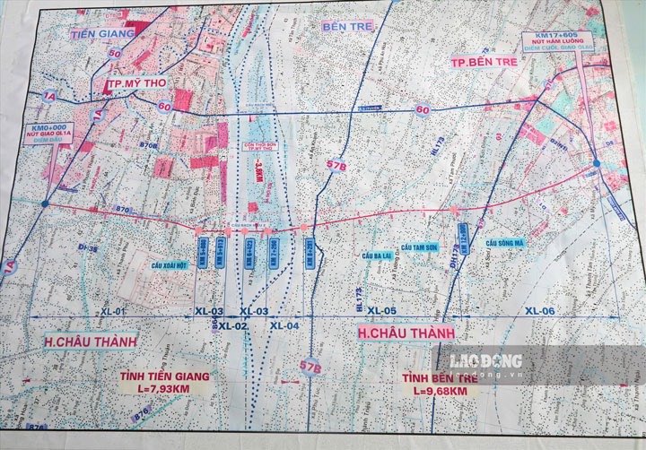 Trước đó ngày 5.11.2020, Thủ tướng Chính phủ đã có Quyết định phê duyệt chủ trương đầu tư dự án cầu Rạch Miễu 2 nối tỉnh Tiền Giang và tỉnh Bến Tre. Theo đó, dự án cầu Rạch Miễu 2 có tổng chiều dài khoảng 17,5km, với tổng mức đầu tư hơn 5.175 tỉ đồng. Do số hộ bị ảnh hưởng bởi dự án cầu Rạch Miễu 2 tăng so với dự kiến ban đầu nên dự án bị đội vốn. Ngày 18.9.2023, Phó thủ tướng Chính phủ Trần Hồng Hà đã ký quyết định phê duyệt điều chỉnh chủ trương đầu tư dự án đầu tư xây dựng cầu Rạch Miễu 2 nối tỉnh Tiền Giang và tỉnh Bến Tre. Theo điều chỉnh, tổng chiều dài tuyến khoảng 17,6km; thời gian thực hiện dự án từ năm 2021 đến năm 2026; tổng mức đầu tư là 6.810,11 tỉ đồng từ nguồn vốn đầu tư công. Như vậy, sau khi điều chỉnh, tổng mức đầu tư của dự án tăng từ hơn 5.175 tỉ đồng lên hơn 6.810 tỉ đồng, tăng hơn 1.600 tỉ đồng so với quyết định phê duyệt ban đầu. 