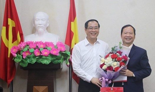 Ông Dương Xuân Huyên (bên trái) - Phó Chủ tịch Thường trực UBND tỉnh Lạng Sơn trao quyết định cho ông Nguyễn Đặng Ân. Ảnh: Langson.gov.vn

