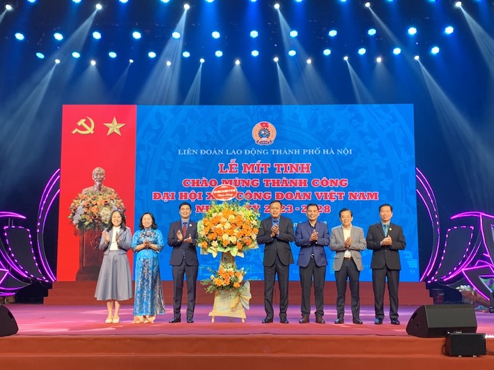 Lãnh đạo Liên đoàn Lao động Thành phố Hà Nội chúc mừng thành công Đại hội XIII Công đoàn Việt Nam. Ảnh: Mai Quý