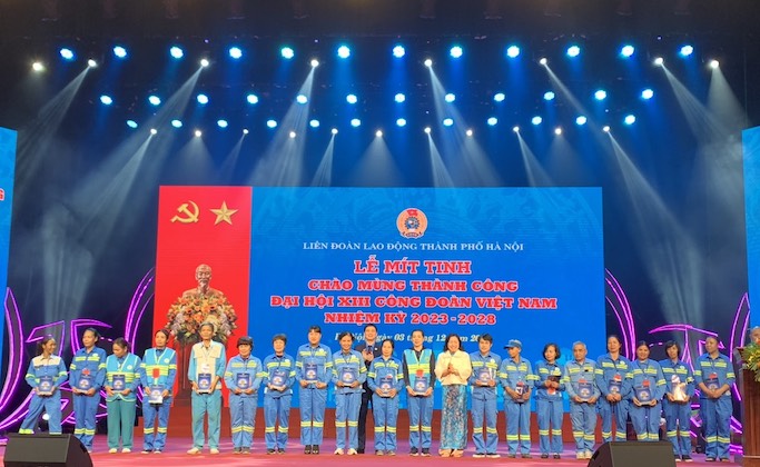 Các Phó Chủ tịch Tổng Liên đoàn Lao động Việt Nam Ngọ Duy Hiểu và Thái Thu Xương trao Quà từ Đại hội cho đoàn viên, người lao động Hà Nội. Ảnh: Mai Quý
