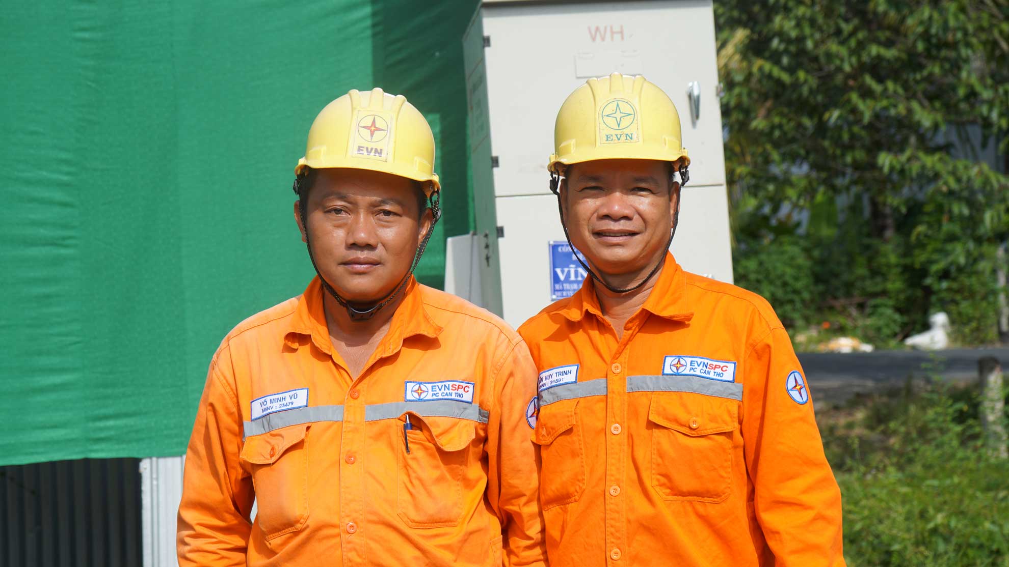 Anh Chinh (bên phải) và nhiều đồng nghiệp khác luôn nỗ lực hoàn thành nhiệm vụ được giao dù điều kiện khó khăn. Ảnh: Mỹ Ly