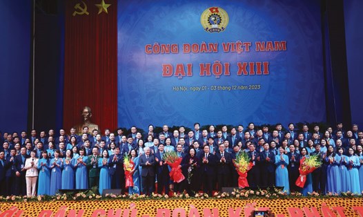  Lãnh đạo Đảng, Nhà nước tặng hoa chúc mừng Ban Chấp hành Tổng LĐLĐVN khóa XIII, nhiệm kỳ 2023-2028. Ảnh: Hải Nguyễn