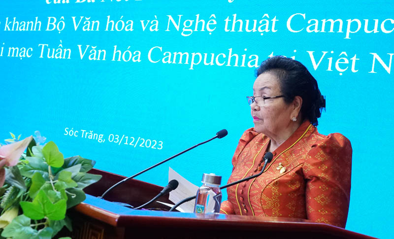 Bà Net Phoumary, Quốc Vụ khanh Bộ Văn hóa và Nghệ thuật Vương quốc Campuchia phát biểu tại chương trình giao lưu. Ảnh: Phương Anh