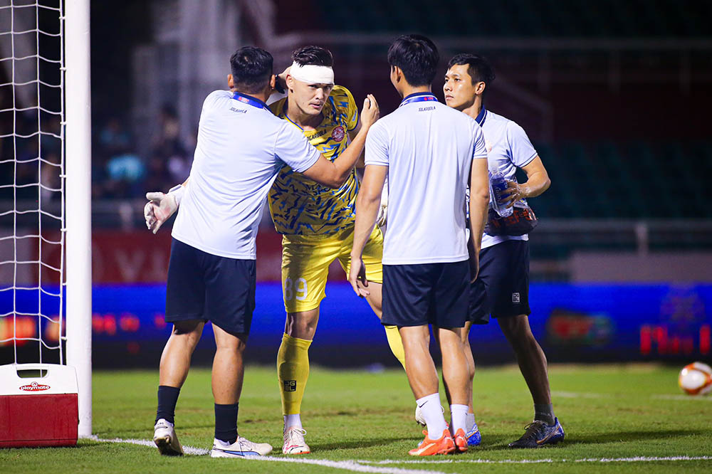 Thủ môn Patrik Lê Giang phải thay áo trước khi trờ lại thi đấu. Anh cũng nhận sự động viên từ cầu thủ Trần Mạnh Cường và đội ngũ y tế của câu lạc bộ TPHCM.