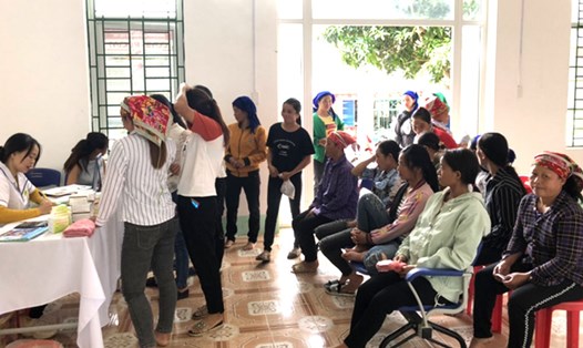 Truyền thông về kế hoạch hóa gia đình cho phụ nữ tại huyện Bát Xát, tỉnh Lào Cai. Ảnh: B.N