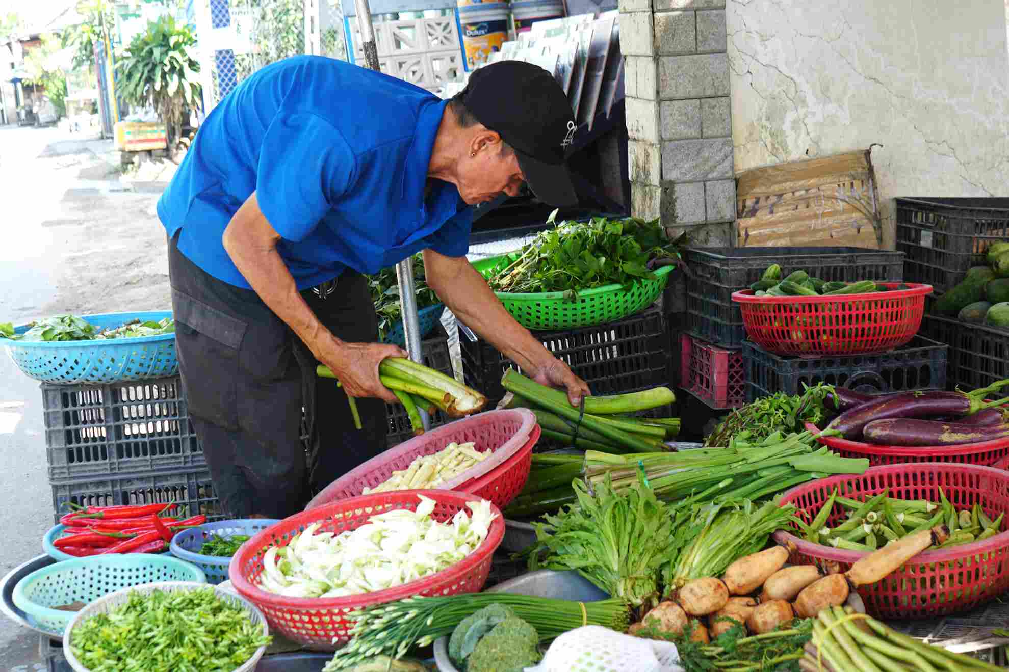 Tiểu thương rời kiot sang buôn bán ở bên ngoài nhưng vẫn chật vật khó khăn. Ảnh: Bích Ngọc