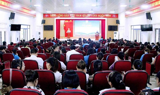 Gần 300 đại biểu là Chủ tịch, cán bộ công đoàn chuyên trách tham gia tập huấn tại LĐLĐ thị xã Đông  Triều (Quảng Ninh). Ảnh: LĐLĐ Quảng Ninh