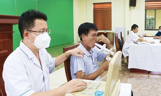 Gần 600 công nhân Than Mạo Khê khám sàng lọc Lao – Hen – COPD. Ảnh: Phạm Cừ