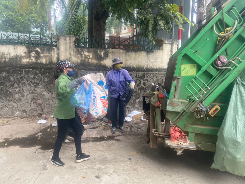 Công nhân vệ sinh môi trường thu gom rác thải tại các điểm tập kết để đưa về nơi xử lý. Ảnh: Đinh Đại