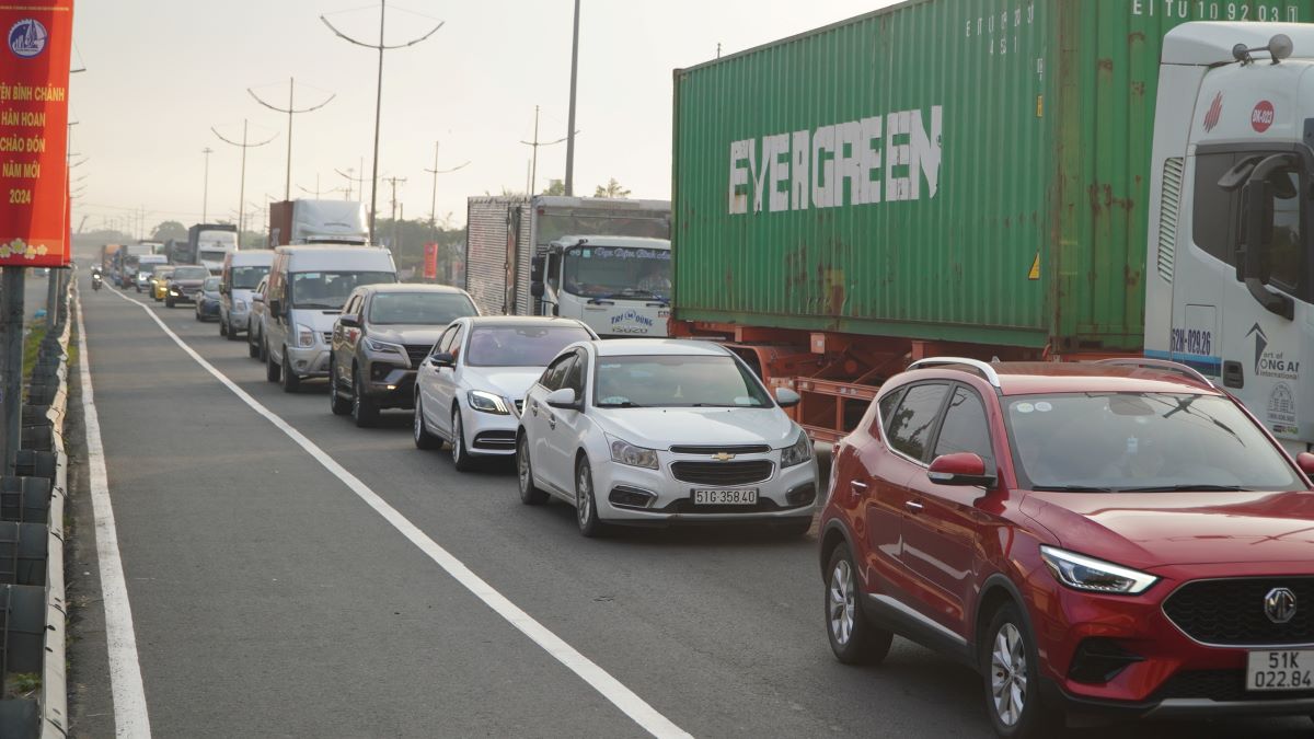 Cùng thời điểm này, tại đường dẫn lên cao tốc Trung Lương - TPHCM đang xảy ra tình trạng ùn ứ, kẹt xe kéo dài.