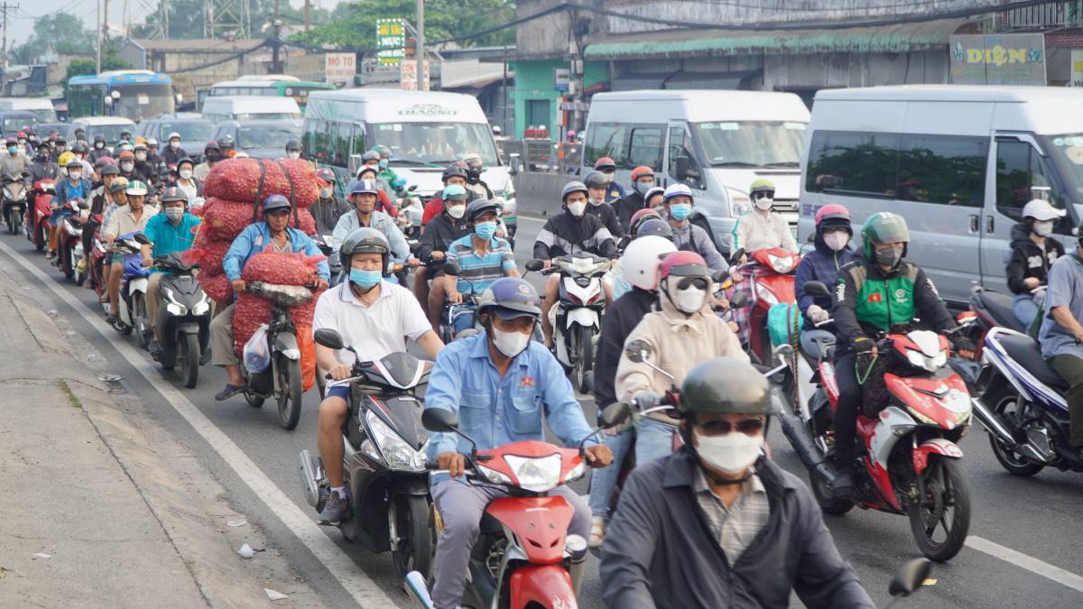 Ghi nhận của Lao Động vào lúc 6h ngày 30.12 tại Quốc lộ 1A (đoạn qua huyện Bình Chánh, cửa ngõ phía Tây TPHCM), lượng xe từ các tỉnh miền Tây hướng về TPHCM tăng đột biến gây ra tình trạng ùn tắc cục bộ, các phương tiện di chuyển rất chậm.