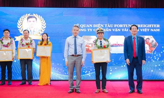 Lãnh đạo và Công đoàn Tổng Công ty Hàng hải Việt Nam tặng bằng khen cho sĩ quan, thuyền viên xuất sắc tiêu biểu. Ảnh: CĐHHVN