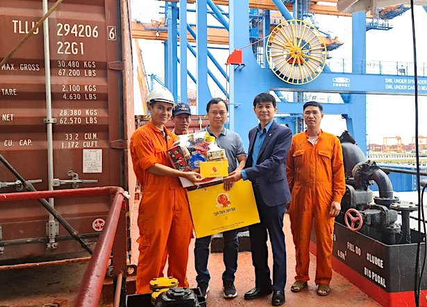 Lãnh đạo Công đoàn Tổng Công ty Hàng hải Việt Nam tặng quà đoàn viên, người lao động. Ảnh: CĐHHVN