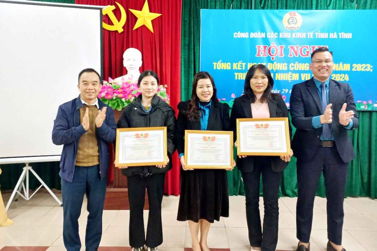 Khen thưởng một số tập thể, cá nhân tại hội nghị tổng kết năm 2023 của Công đoàn các KKT tỉnh Hà Tĩnh. Ảnh: Công đoàn.