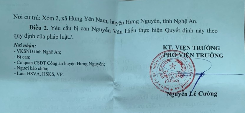 Quyết định đình chỉ bị can đối với ông Nguyễn Văn Hiếu. Ảnh: Quang Đại