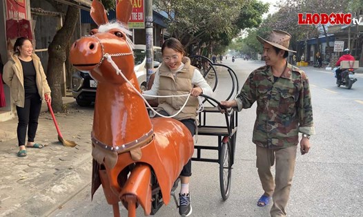 Thợ cơ khí ở Nam Định chế tạo ngựa sắt bước đi bằng bàn đạp. Ảnh: Lương Hà