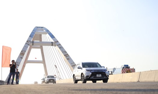 Cầu Trần Hoàng Na bắc qua sông Cần Thơ gần 800 tỉ đồng chính thức thông xe kĩ thuật. Ảnh: Tạ Quang