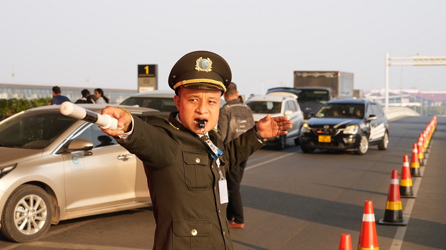 Lực lượng chức năng phân luồng tại sân bay Nội Bài ngày đầu nghỉ Tết Dương lịch 2024. Ảnh: Sân bay Nội Bài