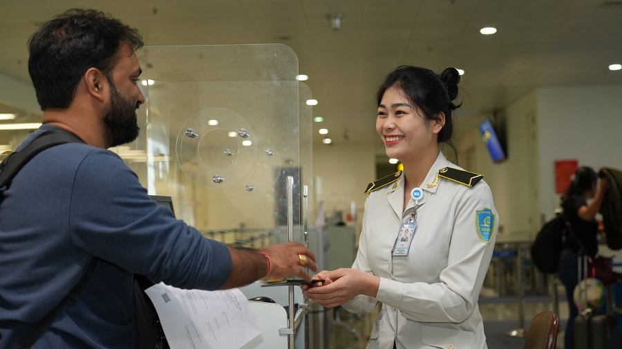 Nhân viên kiểm tra thủ tục trước khi lên máy bay. Ảnh: Sân bay Nội Bài 