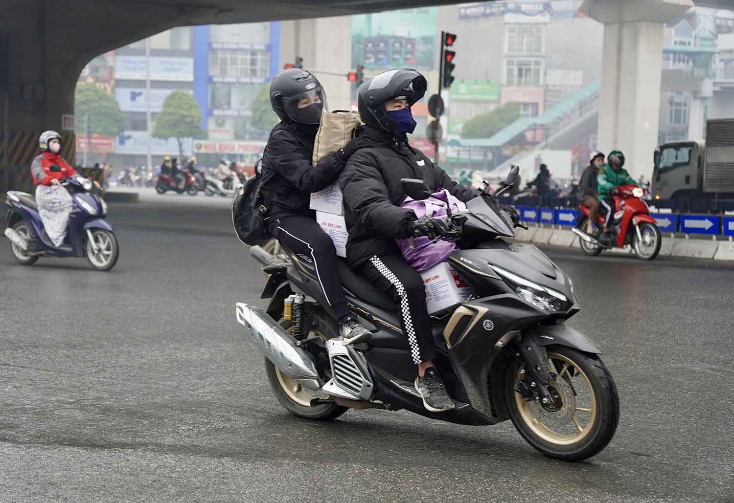 Người dân đi xe máy rời Hà Nội về quê nghỉ Tết Dương lịch. Ảnh: Hữu Chánh