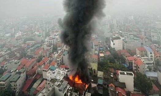 Ngọn lửa bốc lên dữ dội kèm theo khói đen cao hàng chục mét trong đám cháy nhà dân tại Long Biên sáng 30.12. Ảnh: Khánh An