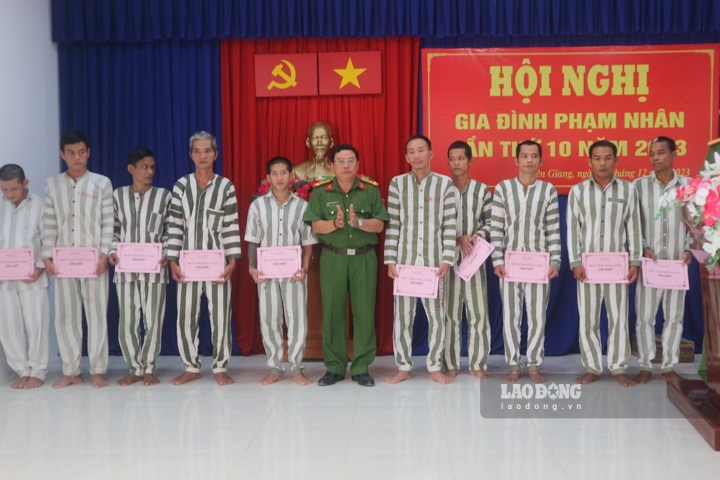 Thượng tá Nguyễn Việt Tân – Phó Giám thị Trại giam Kênh 7 trao quỹ Tấm lòng vàng cho phạm nhân có hoàn cảnh gia đình khó khăn. Ảnh: Xuân Nhi