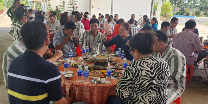 Các phạm nhân và người thân cùng nhau ăn bữa cơm thân mật. Ảnh: Xuân Nhi