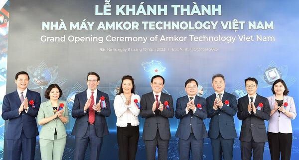 Phó Thủ tướng Trần Lưu Quang dự lễ khánh thành nhà máy Amkor vào ngày 11.10. Ảnh: Hải Minh