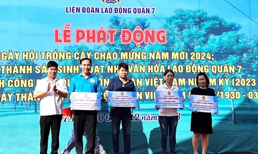 Ông Phạm Chí Tâm - Phó Chủ tịch LĐLĐ TPHCM (bìa trái) - trao tặng tượng trưng các phần quà Tết cho công đoàn cơ sở để tặng đoàn viên, người lao động dịp Tết Giáp Thìn 2024. Ảnh: Đức Long