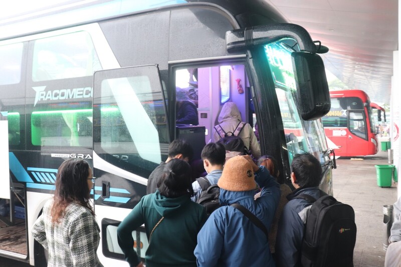 “Từ hôm qua và sáng sớm nay rất đông hành khách đặt vé về quê. Có gia đình đã đặt vé xe trước ba, bốn ngày“, tài xế xe khách tuyến Đà Nẵng - Quảng Bình cho biết.