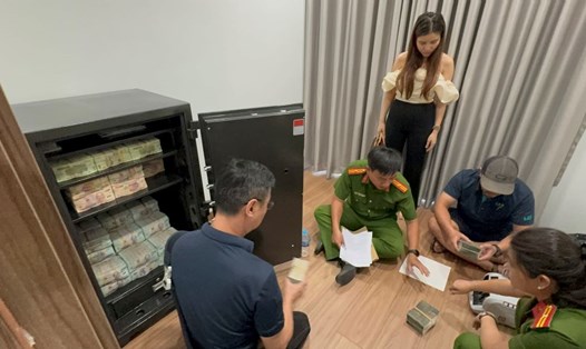 Cảnh sát khám xét, thu giữ 21,5 tỉ đồng trong nhà Zhang Lei. Ảnh: Công an cung cấp.
