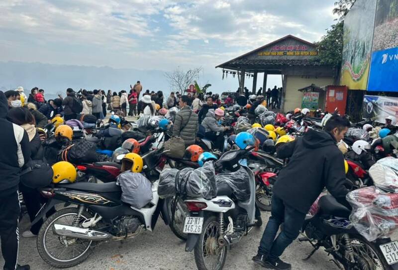 Nhiều du khách lựa chọn xe máy để chinh phục các cung đường tại Hà Giang.